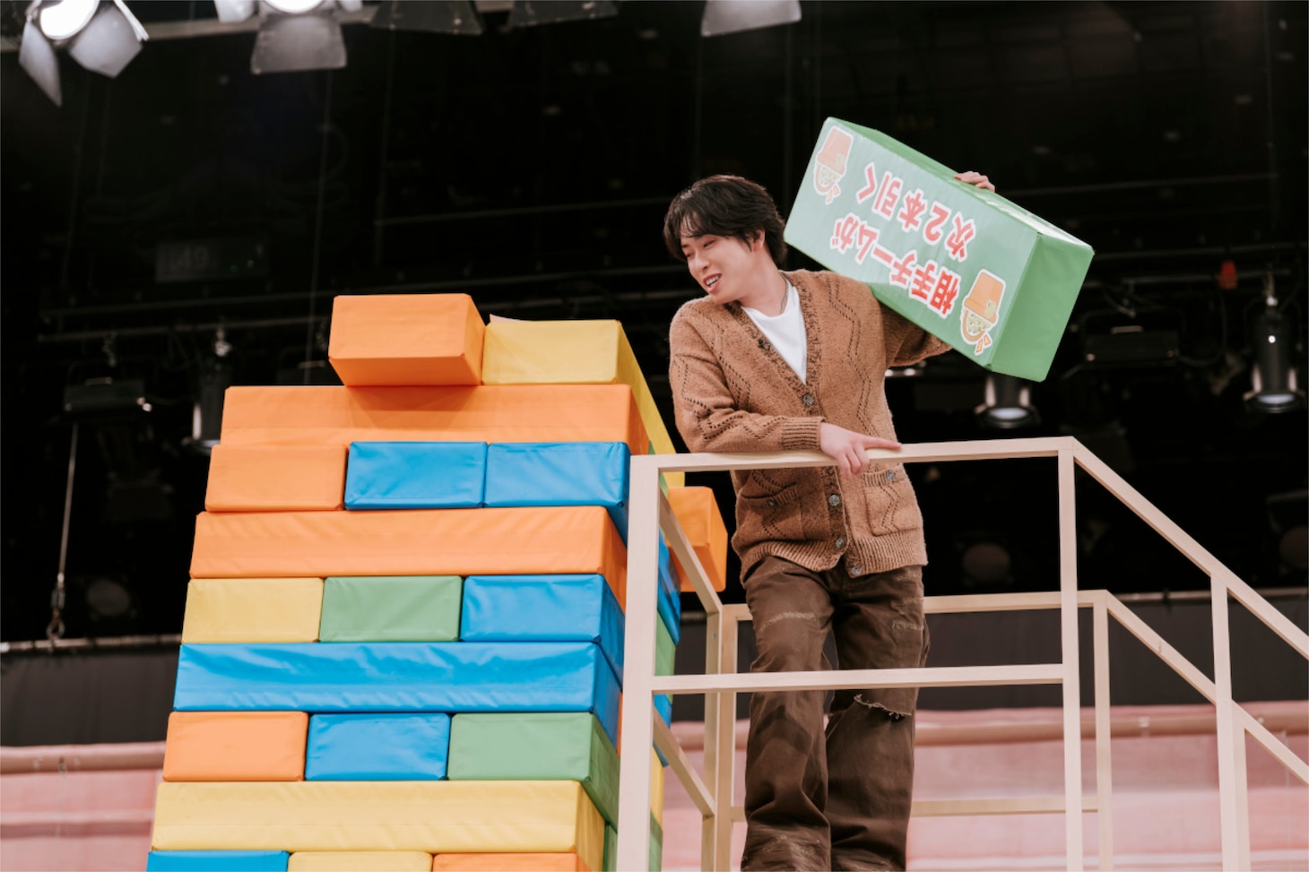 「テレビ×ミセス」4月27日放送回の様子。巨大ジェンガ対決より、宮舘涼太（Snow Man）