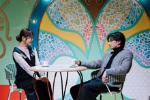 「テレビ×ミセス」4月27日放送回の様子。「ケンティー検定」より、中島健人（右）と渋谷凪咲（左）