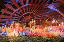 「テレビ×ミセス」4月27日放送回の様子。Mrs. GREEN APPLEがNHK連続テレビ小説の主題歌「風と町」を披露