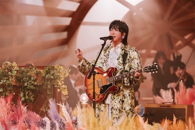 「テレビ×ミセス」4月27日放送回の様子。Mrs. GREEN APPLEが連続テレビ小説の主題歌「風と町」を披露する