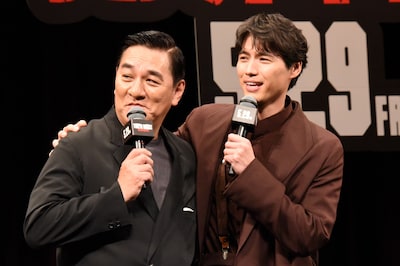 ピエール瀧（左）と肩を組む福士蒼汰（右）。2013年度前期にNHKで放送された連続テレビ小説「あまちゃん」以来の再会を喜んだ