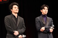 左から水上恒司、ユンホ（東方神起）