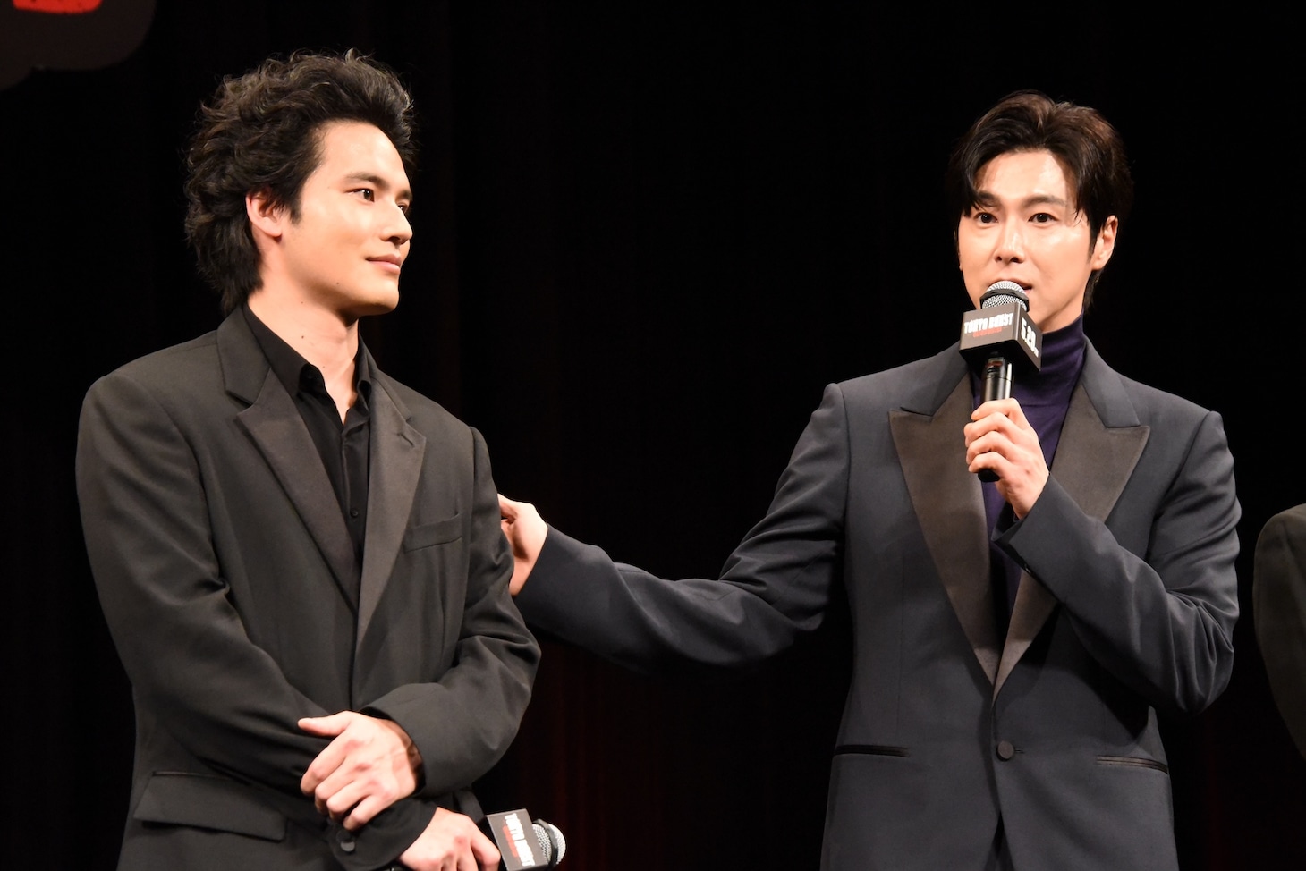 水上恒司（左）との共演を振り返るユンホ（東方神起 / 右）