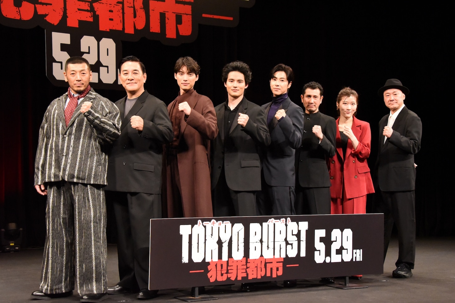 「TOKYO BURST-犯罪都市-」ジャパンプレミアの様子。左から後藤剛範、ピエール瀧、福士蒼汰、水上恒司、ユンホ（東方神起）、渋川清彦、ヒコロヒー、内田英治