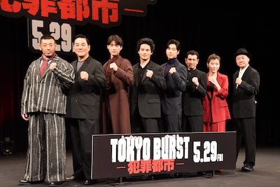 「TOKYO BURST-犯罪都市-」ジャパンプレミアの様子。左から後藤剛範、ピエール瀧、福士蒼汰、水上恒司、ユンホ（東方神起）、渋川清彦、ヒコロヒー、内田英治