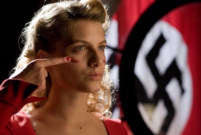 「イングロリアス・バスターズ」場面写真。ナチスに家族を殺された女性ショシャナをメラニー・ロランが演じた