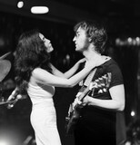 ジョン・レノン（右）とオノ・ヨーコ（左）