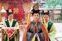 中国ドラマ「後宮の涙」ではチャオ・リーイン（趙麗穎）演じる陸貞（中央）の豪華絢爛な衣装も注目ポイントとなっている