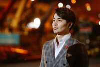 NHK夜ドラ「ミッドナイトタクシー」より、中村蒼演じる柴崎八雲。高層マンションに住むハイエンド層の独身サラリーマンである彼は配車の際、いつも象子を指名している