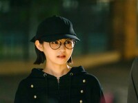 NHK夜ドラ「ミッドナイトタクシー」より、伊藤万理華演じる人気若手俳優・寿々木麗華。深夜の帰宅時はいつも象子のタクシーを利用している
