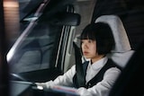 NHK夜ドラ「ミッドナイトタクシー」より、古川琴音演じる深夜勤務専門のタクシードライバー蘭象子。30歳という節目に向かい、自分の“探しもの”を追い始める