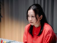 NHK夜ドラ「ミッドナイトタクシー」より、和久井映見演じる象子の伯母・蘭弥生。芸能事務所社長として人気俳優の寿々木麗華をマネジメントしている
