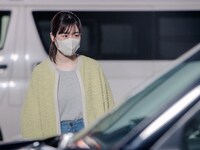 NHK夜ドラ「ミッドナイトタクシー」より、小林桃子演じるタクシー運転手の平良芽衣。社交的な性格ではないが先輩の象子には心を開いている