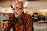 NHK夜ドラ「ミッドナイトタクシー」より、竹中直人演じる象子の行きつけの喫茶店「つかれしらず」のマスター昼川源