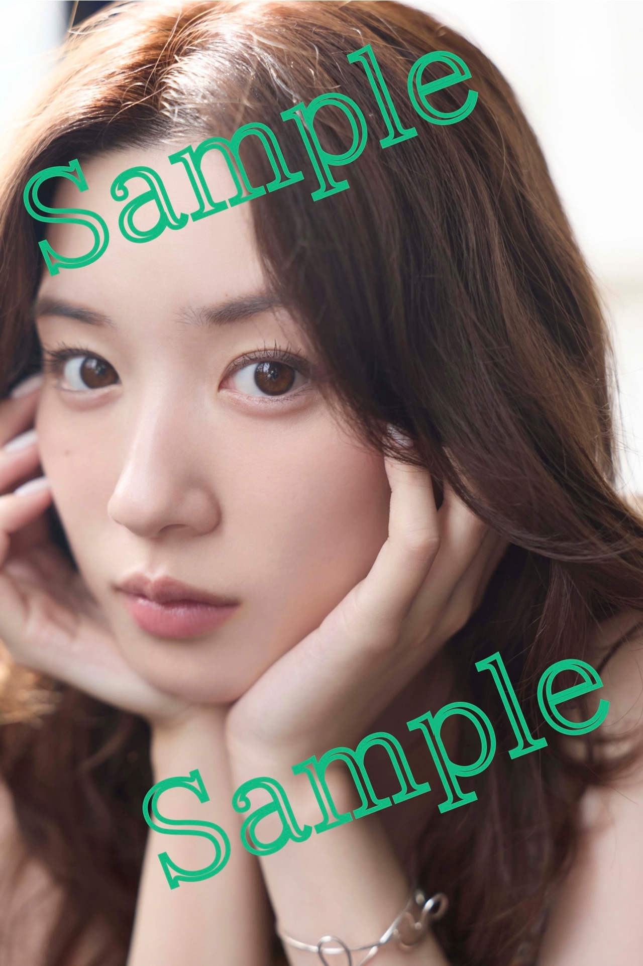 永野芽郁のフォトブック＆スタイルブック スペシャルBOX「MAGNOLIE」購入特典のオリジナルフォトカード（楽天ブックス）。フィリピンの温かな光を浴びる永野芽郁