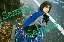 永野芽郁のフォトブック＆スタイルブック スペシャルBOX「MAGNOLIE」購入特典のオリジナルフォトカード（発売記念パネル展対象）。お気に入りの私服に身を包んだ永野芽郁