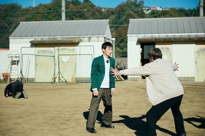 「NEW GROUP」より、青木柚演じる優（左）