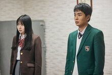 「NEW GROUP」より、左から山田杏奈演じる愛、青木柚演じる優