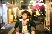 「NEW GROUP」より、愛（演：山田杏奈）をおんぶして家に送り届ける優（演：青木柚）