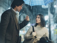 「すべて真夜中の恋人たち」場面写真。岸井ゆきの演じる主人公・入江冬子（右）、浅野忠信演じる物理教師・三束（左）