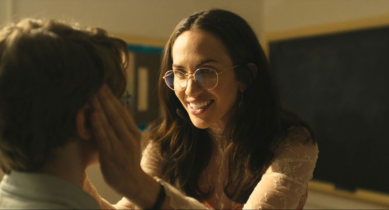 「サンキュー、チャック」場面写真。教師ミス・リチャーズ役のケイト・シーゲルは、監督のマイク・フラナガンの妻でもある