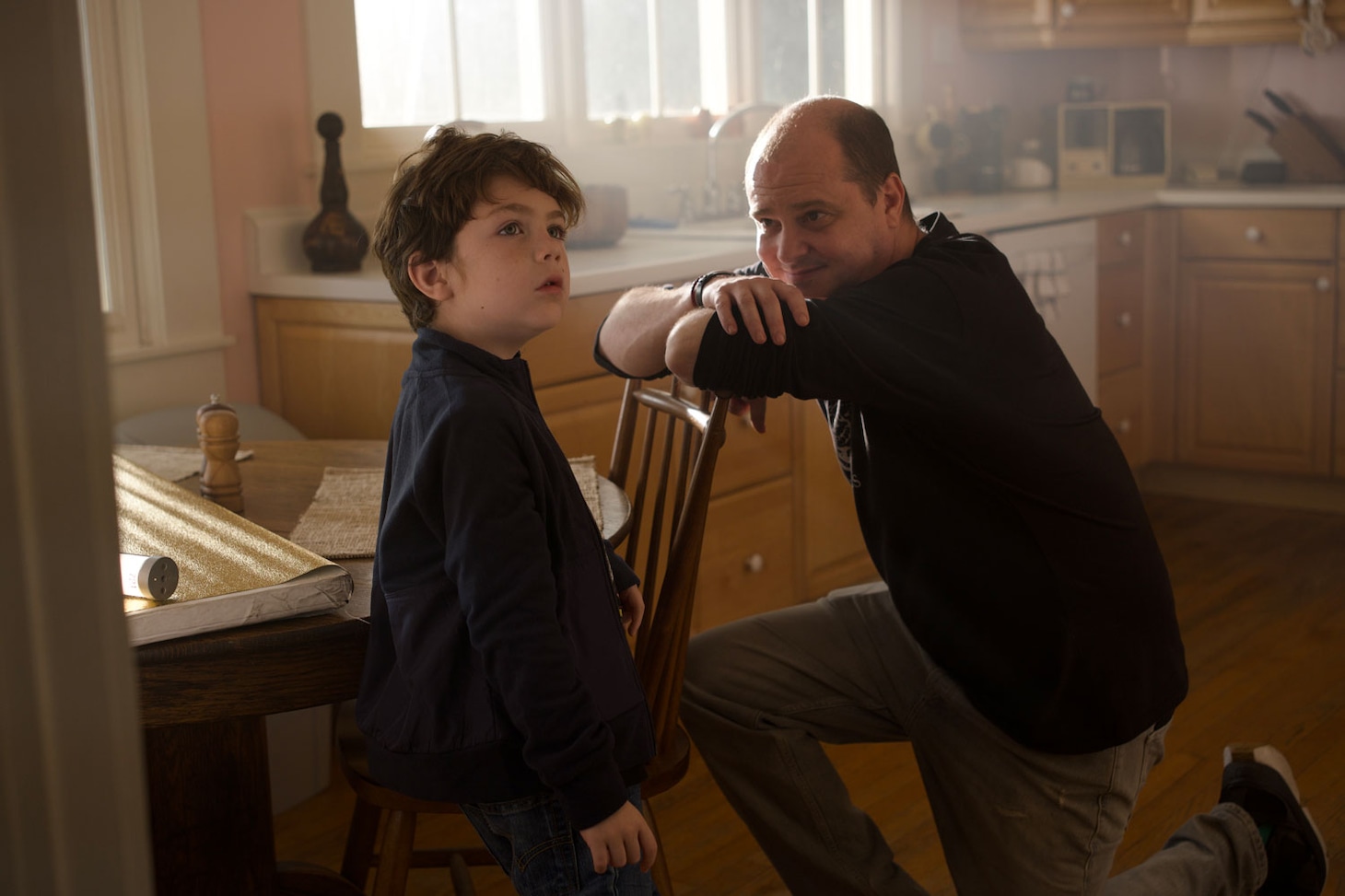 「サンキュー、チャック」メイキング写真。監督のマイク・フラナガン（右）は、主人公チャックの幼少期役を実の息子コーディ・フラナガン（左）に託した