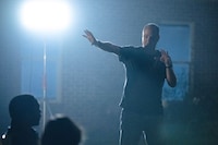 「サンキュー、チャック」撮影現場にて、ライトに照らされながら指示を出す監督のマイク・フラナガン