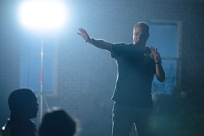 「サンキュー、チャック」撮影現場にて、ライトに照らされながら指示を出す監督のマイク・フラナガン