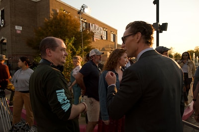 「サンキュー、チャック」撮影現場にて、左から監督のマイク・フラナガン、主演のトム・ヒドルストン