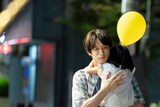 「私はあなたを知らない、」場面写真。孤独な青年・夕平（演：坂口健太郎）は、ある母娘に出会ったことで生きる喜びを見出す