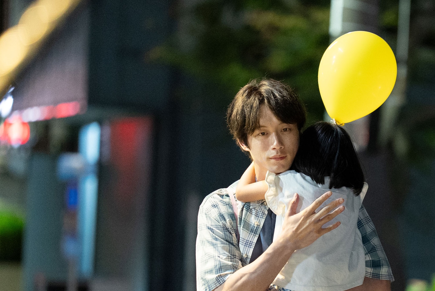 「私はあなたを知らない、」場面写真。孤独な青年・夕平（演：坂口健太郎）は、ある母娘に出会ったことで生きる喜びを見出す