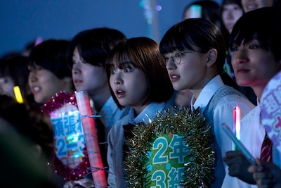 高橋恭平（なにわ男子）が主演を務めた実写「山口くんはワルくない」新場面写真より、観客席から見守る皐の親友