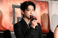 目黒蓮（Snow Man）主演の実写映画「SAKAMOTO DAYS」初日舞台挨拶に登壇した高橋文哉。劇中では主人公・坂本太郎の相棒である朝倉シンを演じた