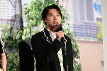 目黒蓮（Snow Man）主演の実写映画「SAKAMOTO DAYS」初日舞台挨拶に登壇した戸塚純貴。劇中では凄腕のスナイパー・眞霜平助を演じた