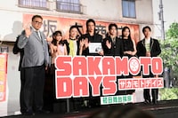 実写映画「SAKAMOTO DAYS」初日舞台挨拶の様子。左から福田雄一、吉本実由、上戸彩、目黒蓮（Snow Man）、高橋文哉、横田真悠、戸塚純貴