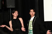 実写映画「SAKAMOTO DAYS」初日舞台挨拶の様子。左から横田真悠、戸塚純貴
