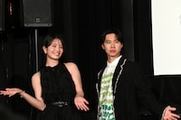 実写映画「SAKAMOTO DAYS」初日舞台挨拶の様子。左から横田真悠、戸塚純貴