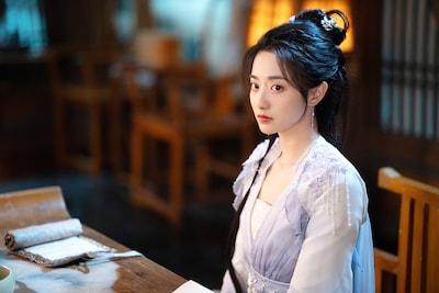 回春谷の谷主であり、名医の誉れ高い沈知離。演じたのは「唐朝詭事録」シリーズのほか「星月楼のキケンな恋人たち」で知られるスン・シュエニン（孫雪寧）