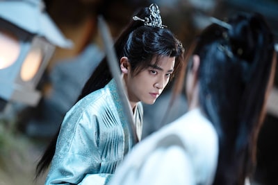 若くして江湖に名を轟かせている侠客であり、“妻”の沈知離にベタ惚れの蘇沉澈。演じたのはレオ・ロー（羅雲熙）とバイ・ルー（白鹿）主演の「長月輝伝～愛と救世の輪廻～」で知られるゴン・イェティン（耿業庭）