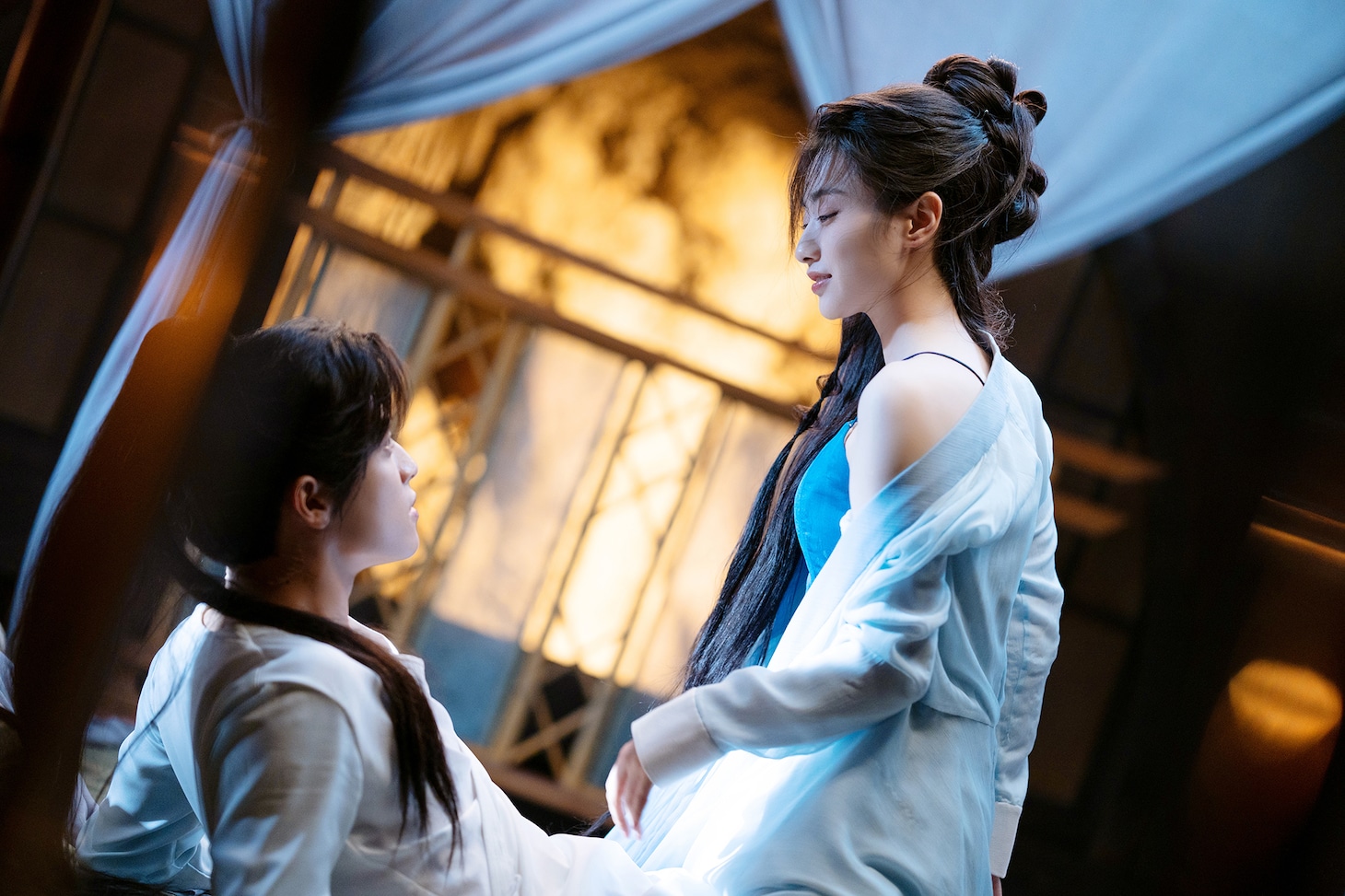 中国ドラマ「公子無双 巡る時間、変わらぬ愛」より、ゴン・イェティン（耿業庭）演じる蘇沉澈（左）とスン・シュエニン（孫雪寧）演じる沈知離（右）。2人は時の輪の中から抜け出すため、天下を揺るがす陰謀を阻止しようとする