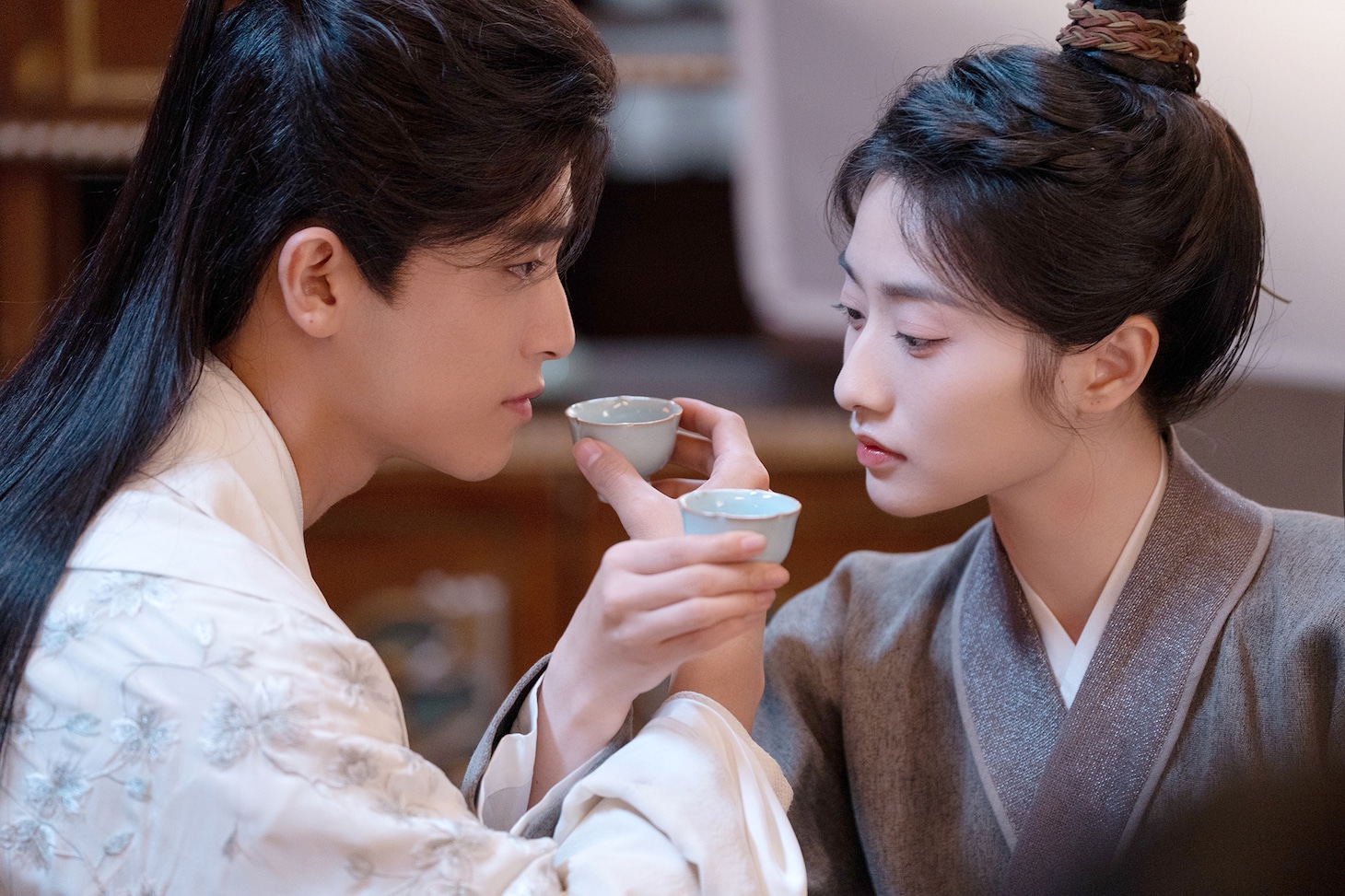 左からゴン・イェティン（耿業庭）演じる蘇沉澈、スン・シュエニン（孫雪寧）演じる沈知離