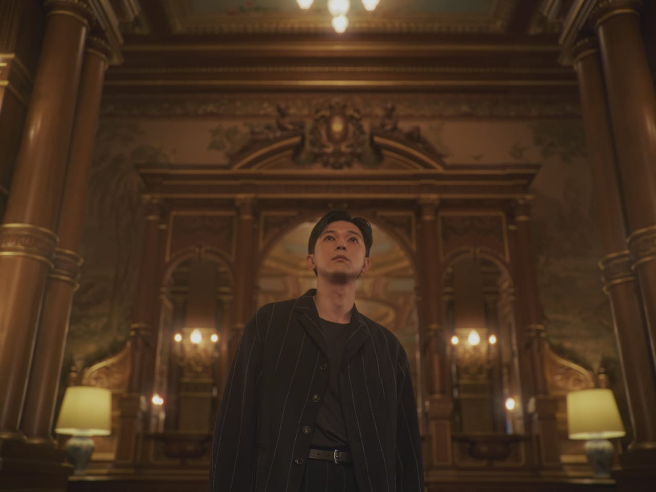 BRUTUS「会いたい国宝」のオリジナルムービーに出演した吉沢亮。迎賓館赤坂離宮「花鳥の間」に佇む