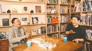 5月3日放送のBSフジ「太田光のテレビの向こうで」より、左から太田光、宮藤官九郎