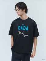 戦闘シーンで倒れ込んだダダの写真を採用した「ULTRAMAN60thグラフィックT C」