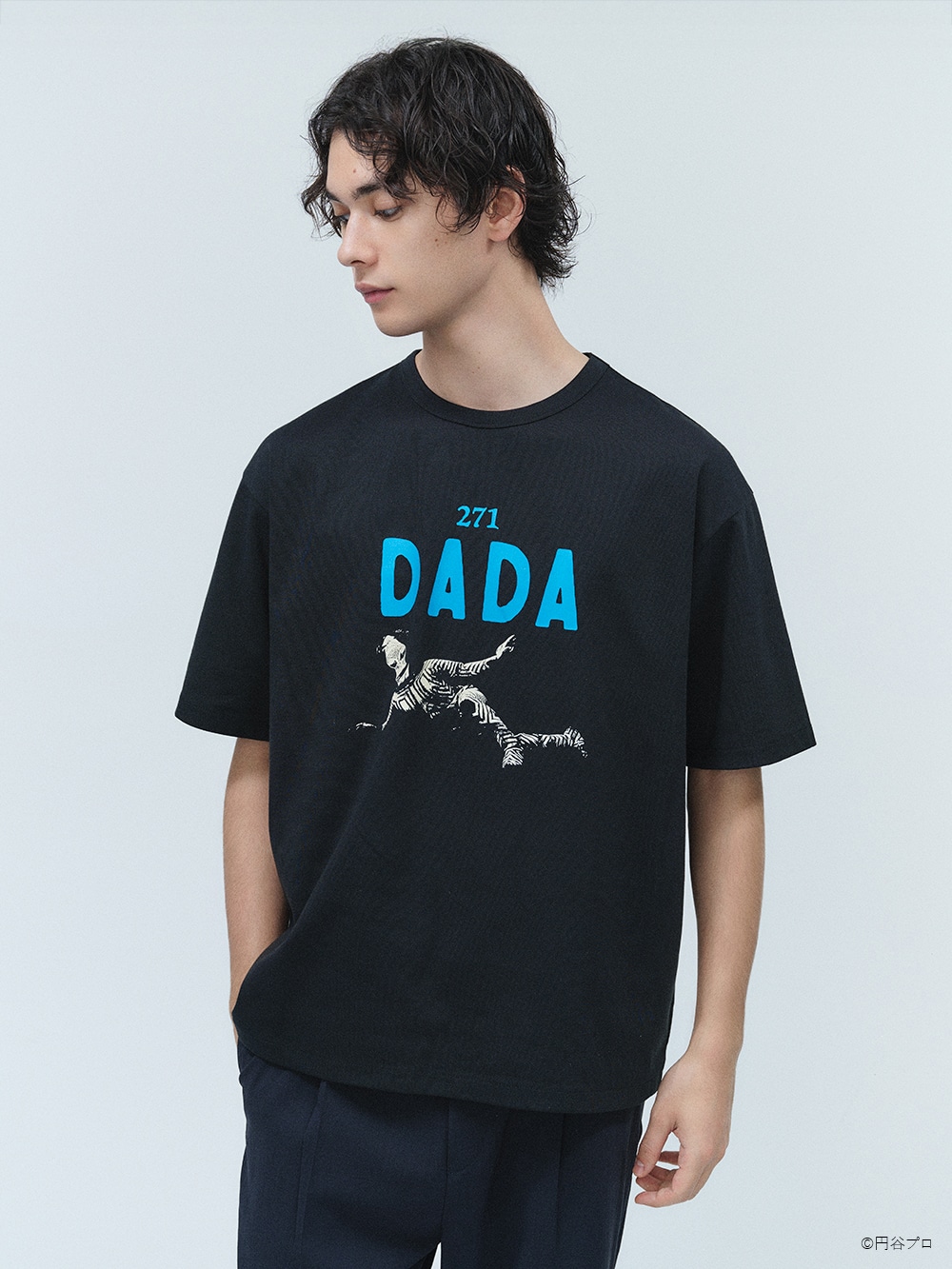 戦闘シーンで倒れ込んだダダの写真を採用した「ULTRAMAN60thグラフィックT C」