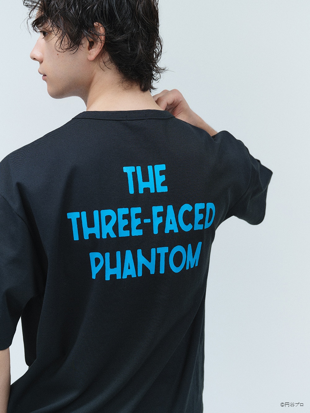 戦闘シーンで倒れ込んだダダの写真を採用した「ULTRAMAN60thグラフィックT C」