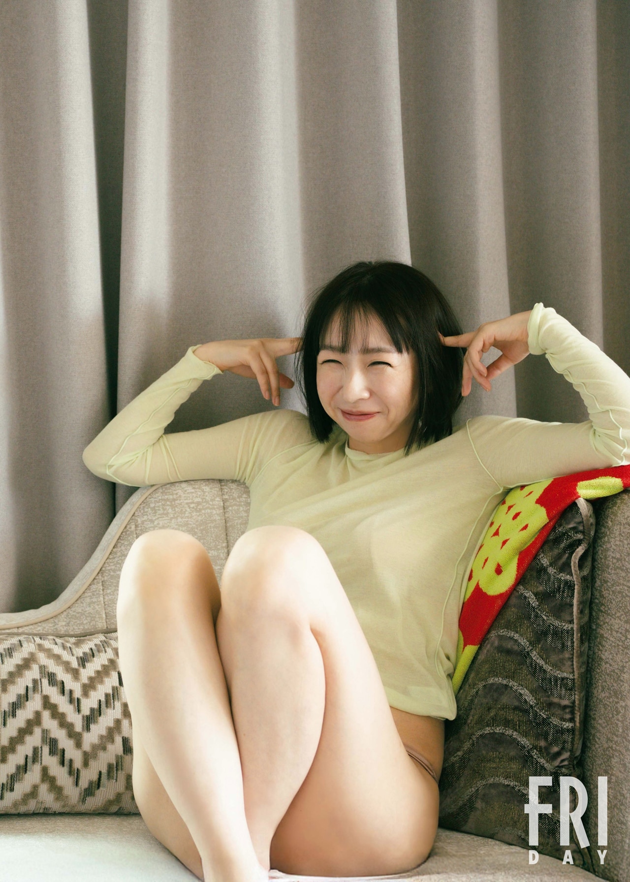 酒井若菜デビュー30周年写真集のスペシャルカット公開、のんびりしたり街角に立ったり