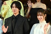 映画「正直不動産」完成披露試写会に参加した山下智久（左）、福原遥（右）