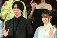 映画「正直不動産」完成披露試写会に参加した山下智久（左）、福原遥（右）