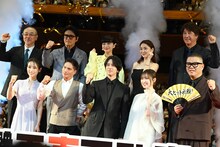 映画「正直不動産」完成披露試写会の様子。下段左から泉里香、市原隼人、山下智久、福原遥、長谷川忍。上段左から川村泰祐、高橋克典、見上愛、倉科カナ、草刈正雄